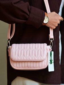 کیف دوشی زنانه بنو مدل آریاد کد 4875 - صورتی روشن